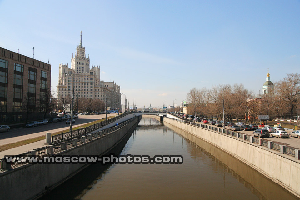 View from Foot-bridge 3 (over Yauza river, between Bernikovskaya and Serebryanicheskaya embankments)
