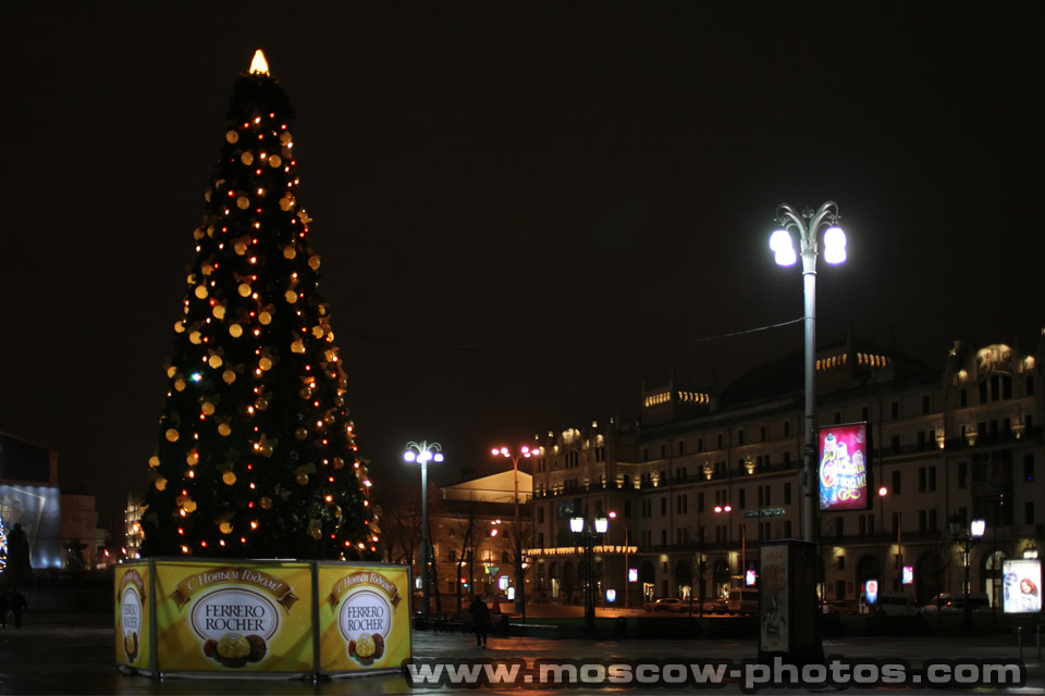 Christmas tree in front of Teatralnaya subway entrance 